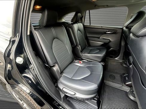 Used 2022 Toyota Highlander XLE AWD/4WD image 25