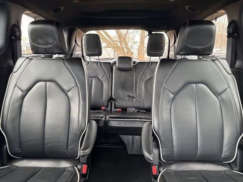 Used 2025 Chrysler Pacifica Limited image 21