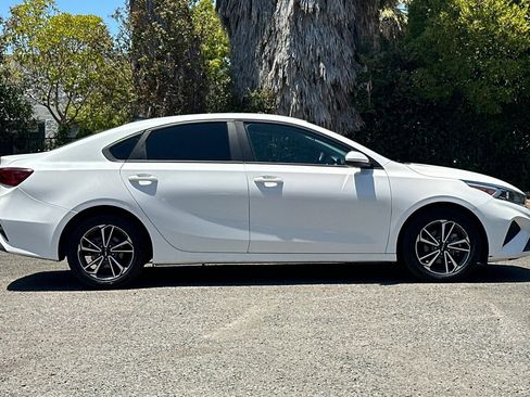 Used 2022 Kia Forte LXS FWD image 2