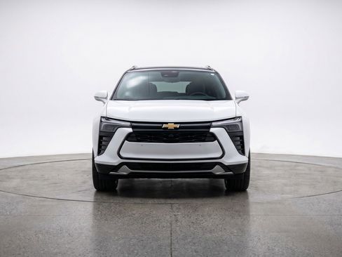 Used 2025 Chevrolet Blazer LT FWD image 2