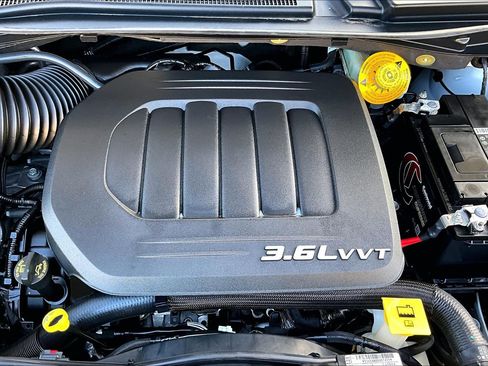 Used 2016 Dodge Grand Caravan SE image 30