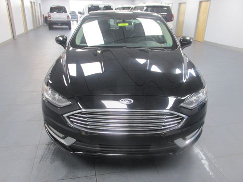 Used 2018 Ford Fusion SE w/ Equipment Group 201A FWD image 2
