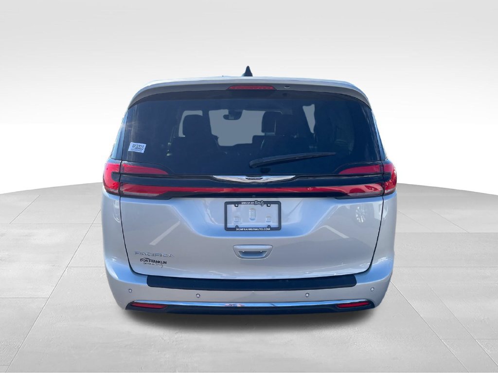 Used 2024 Chrysler Pacifica Touring-L FWD image 4
