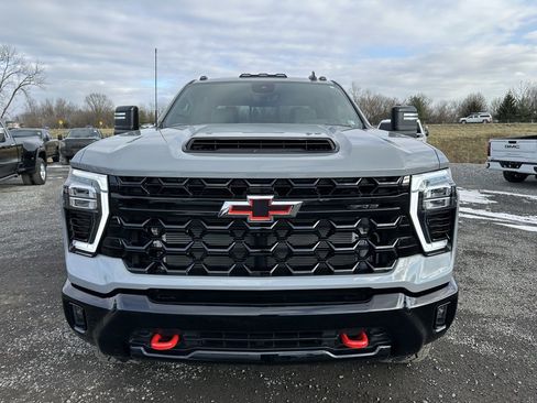 Used 2024 Chevrolet Silverado 2500 ZR2 w/ Technology Package image 11