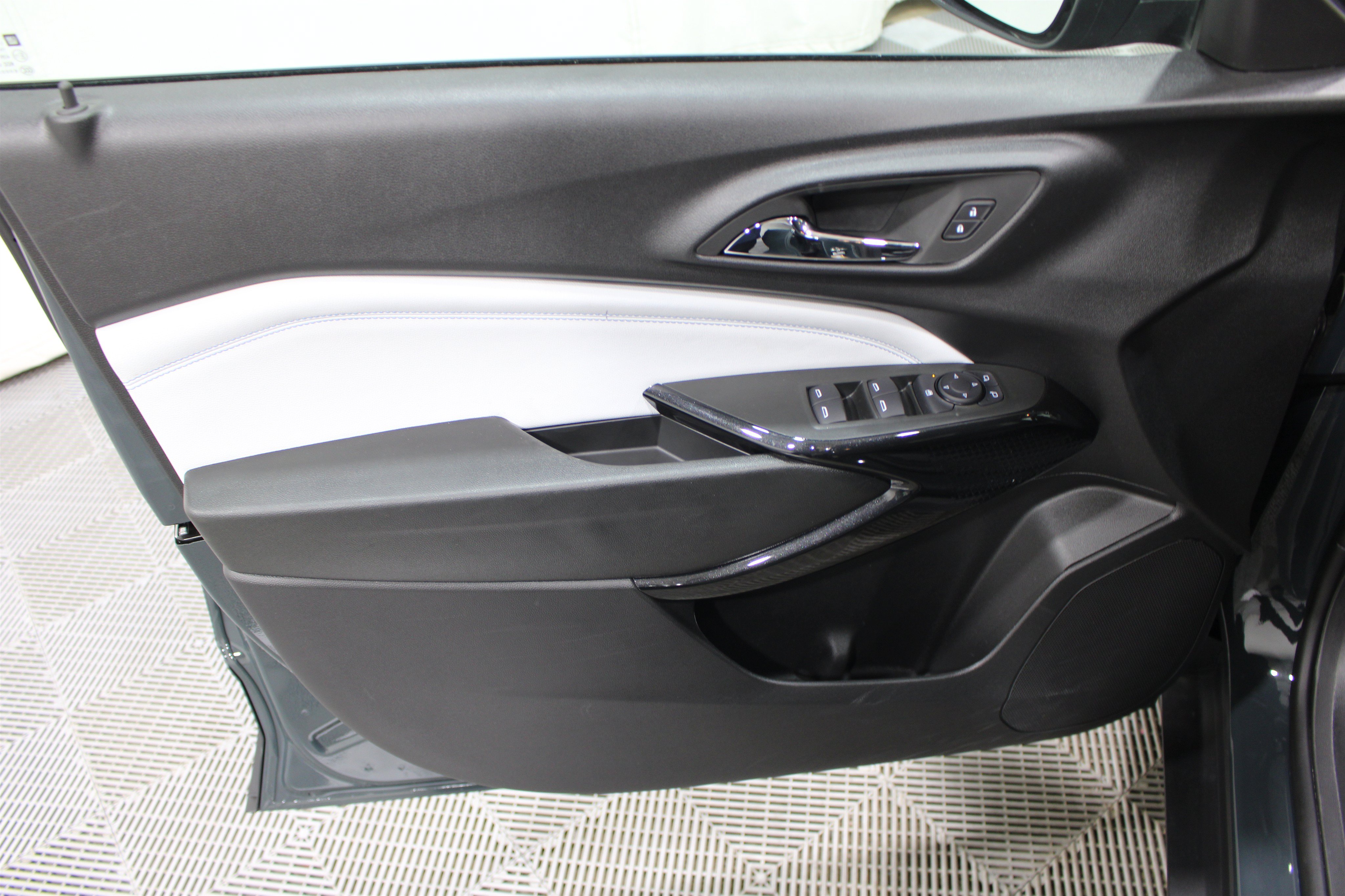 New 2026 Chevrolet Trax LT w/ Driver Confidence Package FWD image 7