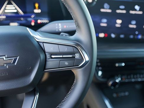 Used 2025 Chevrolet Suburban Z71 image 13