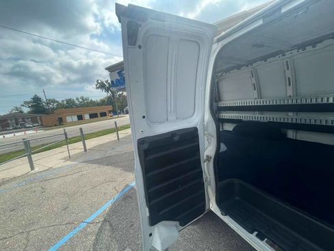 Used 2018 Chevrolet Express 2500 image 22
