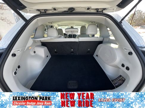 Used 2019 Jeep Cherokee Limited w/ Technology Group image 9