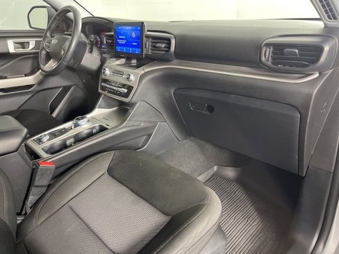 Used 2022 Ford Explorer XLT image 32