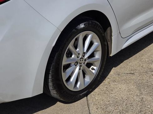 Used 2022 Toyota Corolla LE w/ LE Convenience Package FWD image 9