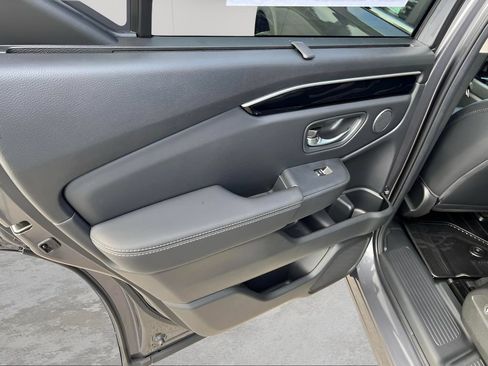 Used 2025 Honda Pilot EX-L image 10