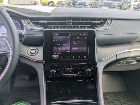New 2025 Jeep Grand Cherokee Laredo w/ Luxury Tech Group I AWD/4WD image 19