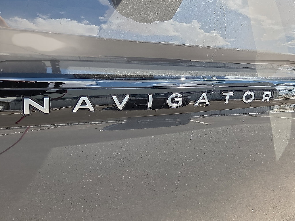 Used 2025 Lincoln Navigator Black Label AWD/4WD image 7