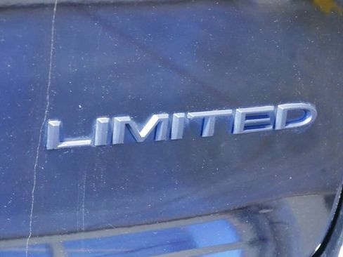 Used 2025 Chrysler Pacifica Limited FWD image 9