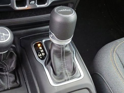 Used 2025 Jeep Gladiator Sport image 18