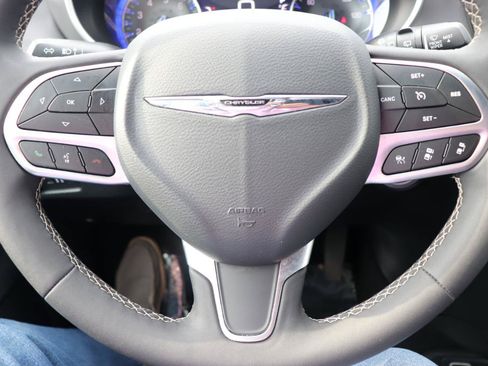 Used 2025 Chrysler Pacifica Select FWD image 27