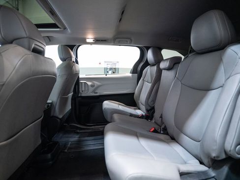 Certified 2025 Toyota Sienna XLE FWD image 37