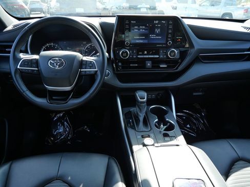 Used 2022 Toyota Highlander XSE AWD/4WD image 13