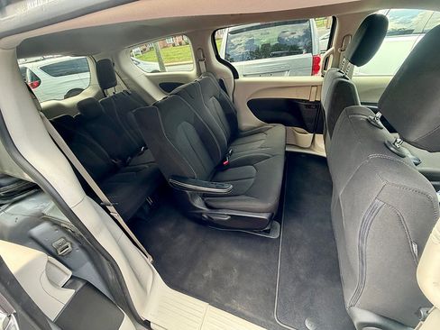 Used 2020 Chrysler Voyager L FWD image 12