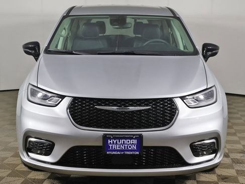 Used 2024 Chrysler Pacifica Touring-L image 12