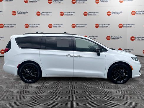 Used 2025 Chrysler Pacifica Limited FWD image 6
