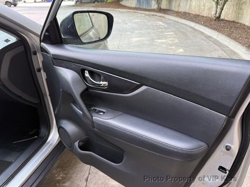 Used 2018 Nissan Rogue SV FWD image 9