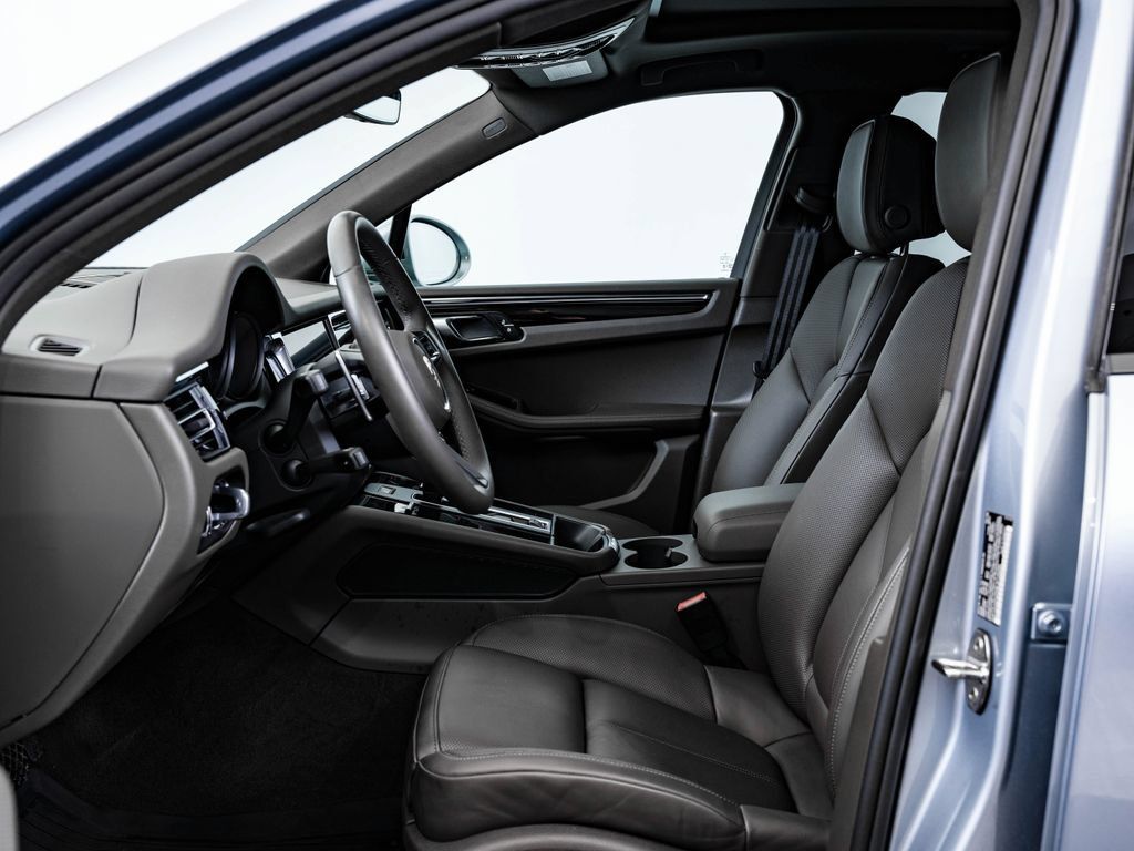 Certified 2025 Porsche Macan AWD/4WD image 5