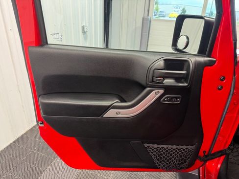 Used 2016 Jeep Wrangler Unlimited Rubicon w/ Connectivity Group image 9