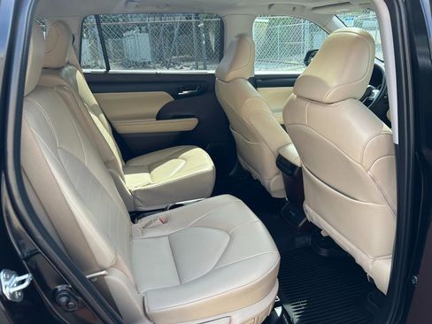 Used 2022 Toyota Highlander XLE AWD/4WD image 18