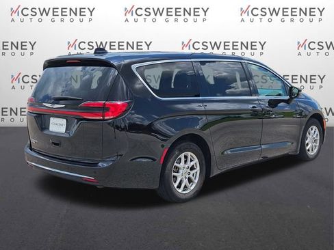 Used 2024 Chrysler Pacifica Touring-L FWD image 5