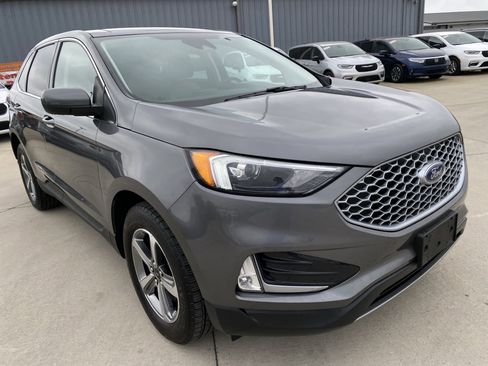 Used 2024 Ford Edge SEL w/ Convenience Package image 3