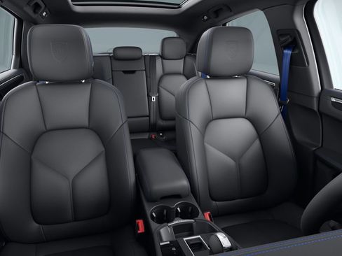 Certified 2023 Porsche Macan Turbo AWD/4WD image 6