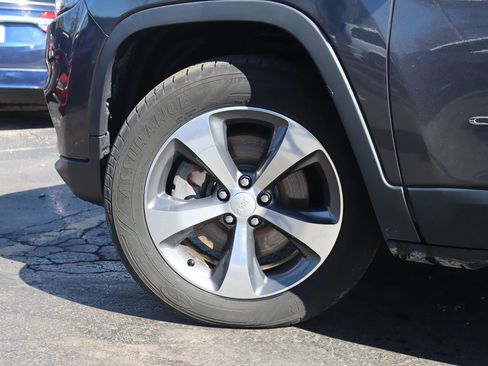 Used 2019 Jeep Cherokee Limited image 15