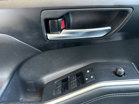 Used 2021 Toyota Highlander XLE FWD image 11