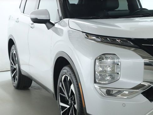 Used 2024 Mitsubishi Outlander SE image 9