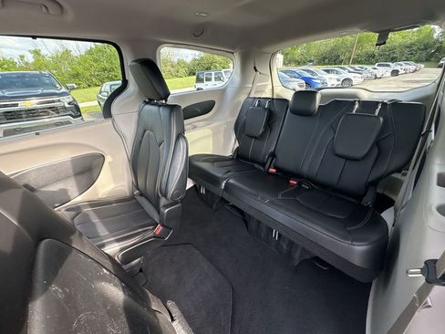 Used 2024 Chrysler Pacifica Touring-L FWD image 23