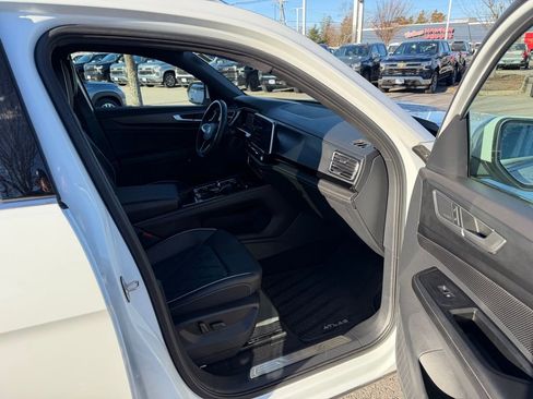 Used 2024 Volkswagen Atlas Cross Sport SEL Premium R-Line image 24