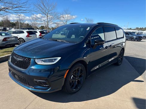 Used 2025 Chrysler Pacifica Limited FWD image 3