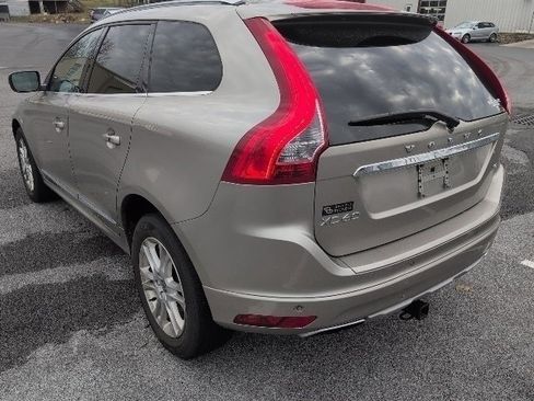 Used 2016 Volvo XC60 T5 Premier w/ Proximity Package image 11