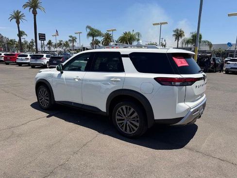 Certified 2024 Nissan Pathfinder SL w/ SL Premium Package FWD image 4