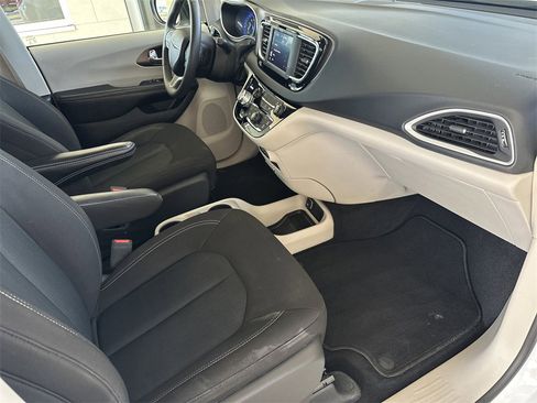 Used 2022 Chrysler Voyager LX image 34