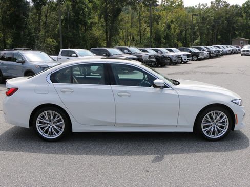 Used 2024 BMW 330i Sedan w/ Premium Package RWD image 9