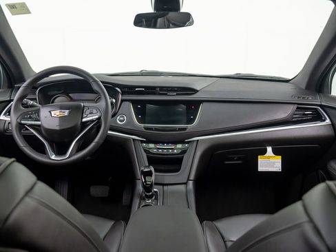 New 2025 Cadillac XT6 Luxury image 11
