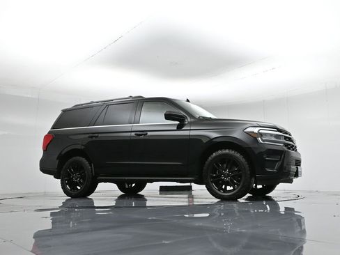 Used 2022 Ford Expedition XLT image 4