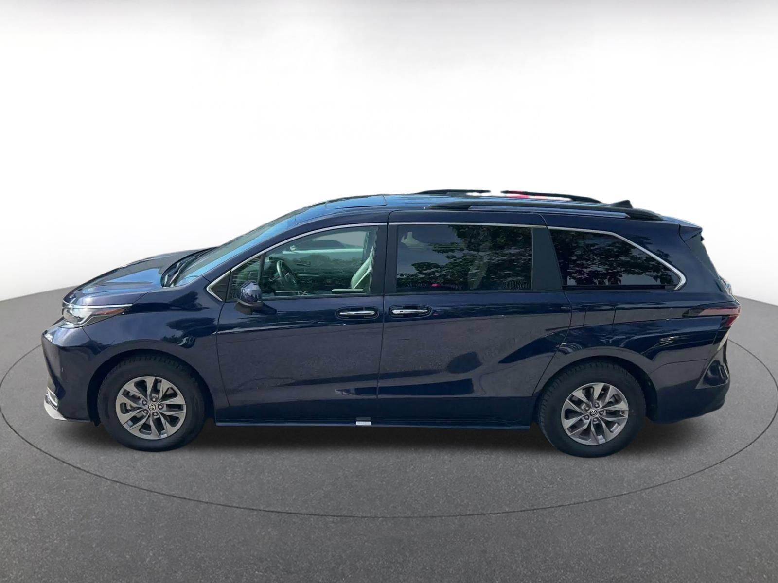 Used 2025 Toyota Sienna XLE FWD image 8