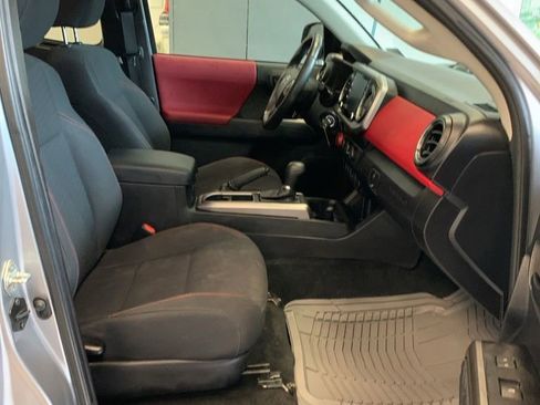 Used 2020 Toyota Tacoma SR5 w/ SR5 Appearance Package (SM) AWD/4WD image 18