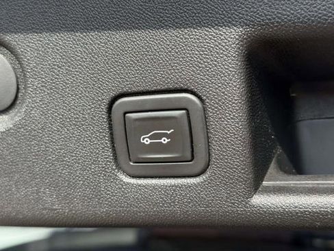 Used 2020 Chevrolet Equinox LT w/ Driver Convenience Package FWD image 10