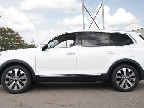 Used 2022 Kia Telluride EX w/ EX Premium Package FWD image 2