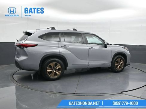 Used 2023 Toyota Highlander Bronze Edition AWD/4WD image 2