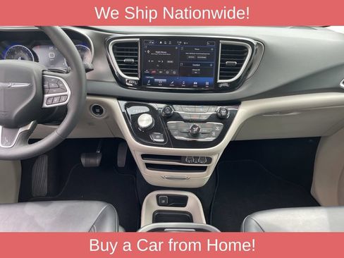 Used 2024 Chrysler Pacifica Touring-L FWD image 11